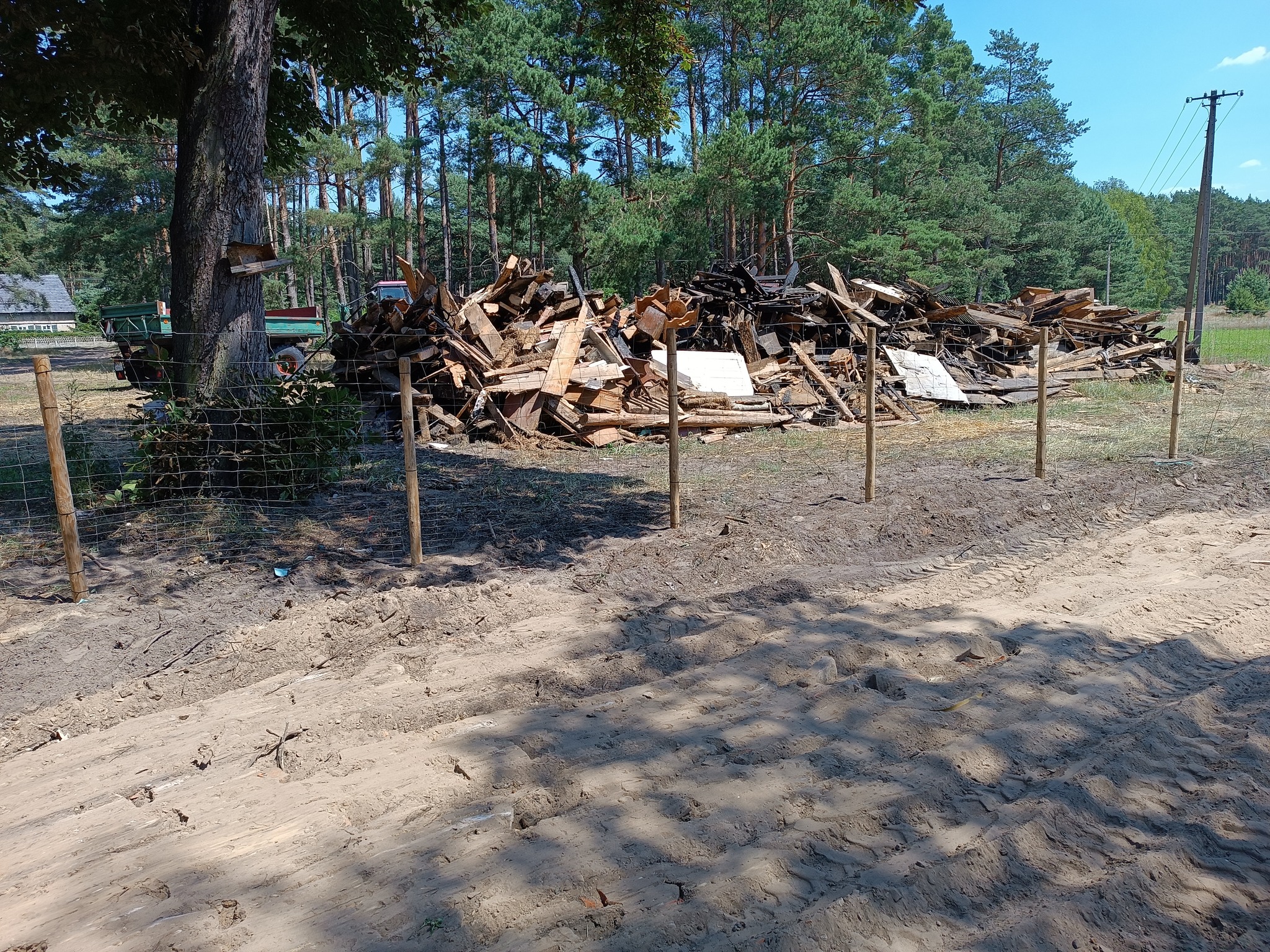 Od wczoraj trwają prace w gospodarstwie Pana Henryka Mochorta, który w tragicznym pożarze, stracił dorobek całego życia